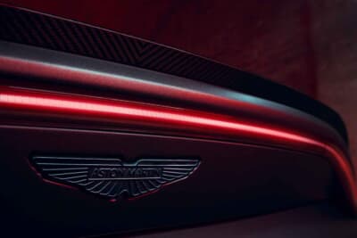 アストンマーティン・ヴァンテージS：シグネチャーLEDテールの下にクロームプレートのアストンのウイングバッジ