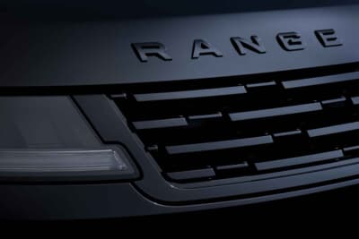 レンジローバー・スポーツSV ブラック:グリルもグロスブラック仕上げで細部までこだわりのモノクローム表現