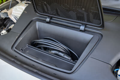 EX30 Cross Country Ultra Twin Motor Performance:フロントフードを開けるとボックスがある