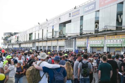 夕方のちょっと涼しい時間からのピットウォークは大盛況!