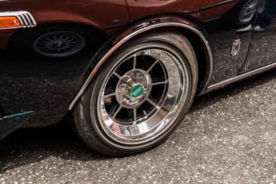 日産 ローレル：日産 ローレル：サイズはフロント15×8.5J、リア15×9.5Jで、タイヤはフロント185/55R15、リア195/50R15を組み合わせている