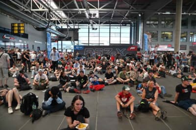 グラスタ裏のイベントコーナーでパブリックビューイングを楽しむ人々