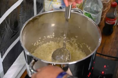 まずは玉ねぎをじっくり炒めるところから始まります