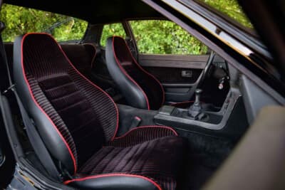 9万スイスフラン~12万スイスフラン(邦貨換算約1660万円〜約2200万円)で現在も販売中のポルシェ「924カレラGT」(C)Bonhams