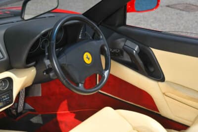 9万7750ポンド（邦貨換算約1444万円）で落札されたフェラーリ「F355スパイダー」（C）Bonhams