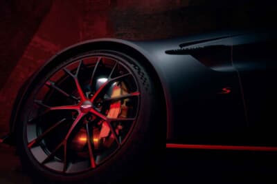 アストンマーティン・ヴァンテージS：グロスシルバー21インチ鍛造Y字スポークホイールを履く