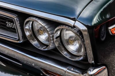 日産 ローレル：後期型特有のギザギザ形状のヘッドライトベゼルにはマーシャル製ランプを組み込む