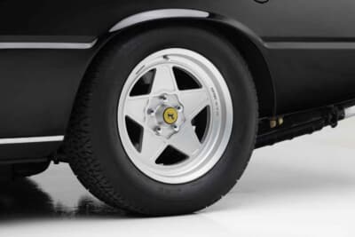 18万4800ドル（邦貨換算約2720万円）で落札されたフェラーリ「400i」（C）Courtesy of RM Sotheby's