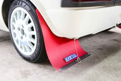 アウトビアンキ A112アバルト：スパルコを基調としながら、ラリー車っぽくマッドフラップを装着