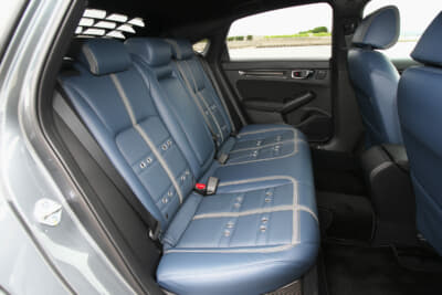 ミツオカ M55 Zero Edition:フロントだけでなく、リアにも本革シートを採用