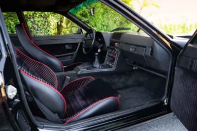 9万スイスフラン~12万スイスフラン(邦貨換算約1660万円〜約2200万円)で現在も販売中のポルシェ「924カレラGT」(C)Bonhams