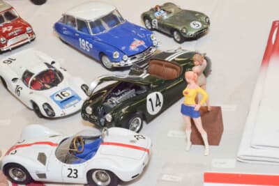 溝呂木陽さん：並べられたプラモデルの作例は、そのほとんどが1/24スケール