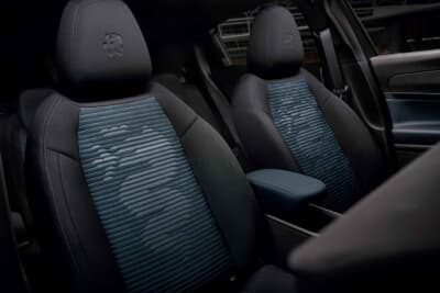 標準装備のシートはファブリック生地を採用し、ヴィスコンティ家の紋章が織り込まれている