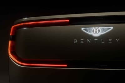 ベントレーEXP 15デザインビジョンコンセプト：センターにウイングドBエンブレムを配したリアプレステージャスシールド