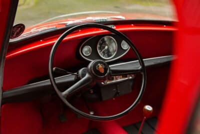 1万1500英ポンド(邦貨換算約230万円)で落札されたオースティン「ミニ1000」(C)Courtesy of RM Sotheby's