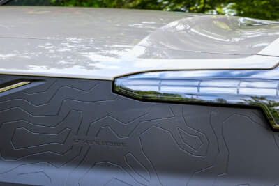 EX30 Cross Country Ultra Twin Motor Performance:フロントグリルの数字は、スウェーデン最高峰のケブネカイセ山の緯度だ