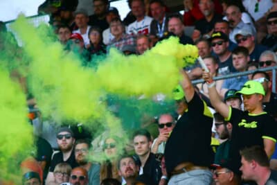 発煙筒を焚いて応援するマンタイレーシングファン親子。周りにいる方々は煙で見えず迷惑そうにされる方も(笑)