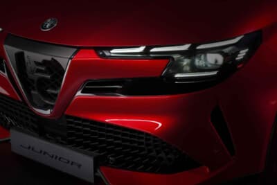 アグレッシブなルックスを作り上げるLEDマトリックスヘッドライト