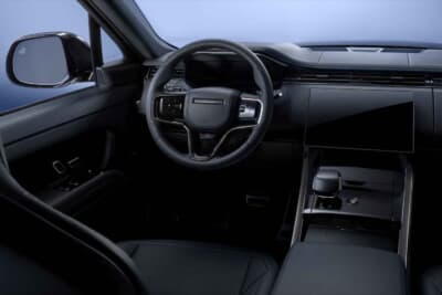 レンジローバー・スポーツSV ブラック:グロスグランドブラックのトリムで引き締めたインテリア