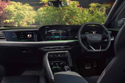 アウディQ5：センターアームレストは従来型より大きく、収納スペースを確保