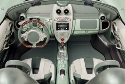 ウアイラ コーダルンガ スピードスター：ハンマー加工と手縫いレザーの豪華なインテリア