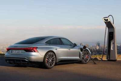 19アウディS e-tron GT:大胆に張り出したブリスターフェンダーがマッシブなリアビューを構築