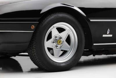 18万4800ドル（邦貨換算約2720万円）で落札されたフェラーリ「400i」（C）Courtesy of RM Sotheby's