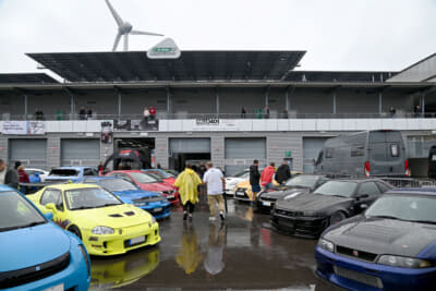 メイン会場には個性的なカスタム仕様の日本車がズラリ