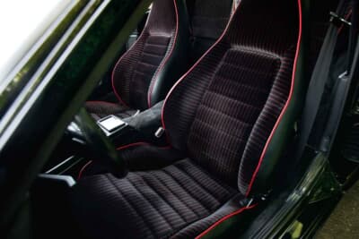 9万スイスフラン~12万スイスフラン(邦貨換算約1660万円〜約2200万円)で現在も販売中のポルシェ「924カレラGT」(C)Bonhams