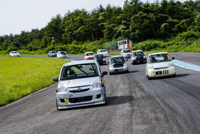 エントリーが多いのでエビスサーキットでは走行枠をクラスによって分けている。今回も3クラスだけで24台という大盛況ぶりだった