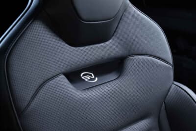 レンジローバー・スポーツSV ブラック:エボニーウインザーレザー仕上げのパフォーマンスシートを採用