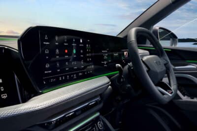 アウディQ5：特徴的なステアリングドリブンデザインを取り入れたコクピット