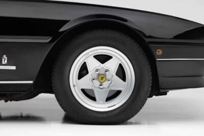 18万4800ドル（邦貨換算約2720万円）で落札されたフェラーリ「400i」（C）Courtesy of RM Sotheby's