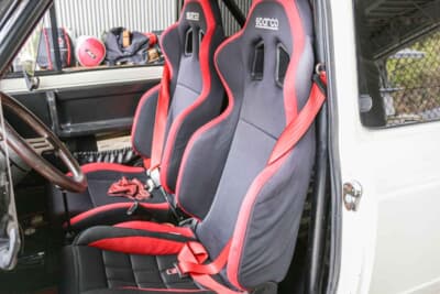 アウトビアンキ A112アバルト：シートは左右ともスパルコで、リアシートは取り外している