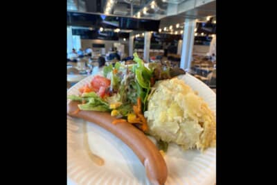 この日はソーセージとポテトグラタンとサラダ