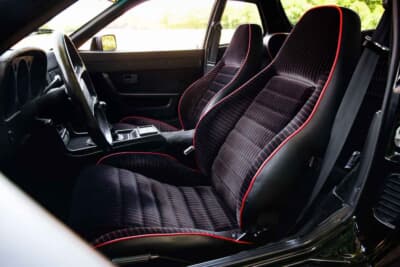 9万スイスフラン~12万スイスフラン(邦貨換算約1660万円〜約2200万円)で現在も販売中のポルシェ「924カレラGT」(C)Bonhams