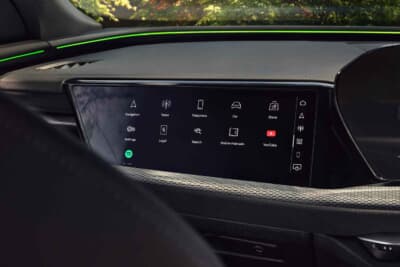 アウディQ5：助手席にも運転席同様のMMIパノラマディスプレイを設置