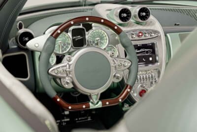 ウアイラ コーダルンガ スピードスター：トリムの生地には伝統の４本出しエキゾーストをモチーフにした刺繍を施す