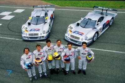 メルセデス ベンツ CLK‐LM:1998年ル・マン24時間耐久レースにCLK-LMで出場チーム。外観上ほとんど区別がつかないこのCLK-LMはル・マン24時間レースのために開発され、CLK-LMというワークスマシンで1998年の6月ル・マン24時間に戻ってきた時には大きな注目を浴びた。写真は左から右;クラウス・ルートヴィヒ、ベルント・シュナイダー、マーク・ウェバー、ジャン・マルク・グーノン、クリストフ・ブシュー、リカルド・ゾンタ