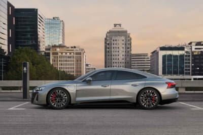 アウディS e-tron GT:フロア下に敷き詰められた駆動用バッテリーは105kWhの大容量で648kmの一充電走行を実現