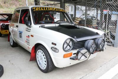 アウトビアンキ A112アバルト：FRP製のボンネットがレーシーな雰囲気を醸し出している