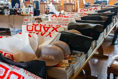 賞品が豊富なのも東北660シリーズ全カテゴリーに共通する魅力。ひとりじゃ持ち切れず表彰式で仲間がサポートに付くのもお約束だ