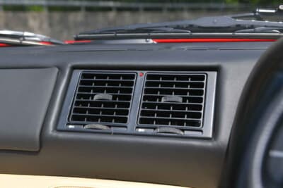 9万7750ポンド（邦貨換算約1444万円）で落札されたフェラーリ「F355スパイダー」（C）Bonhams