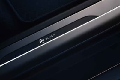 レンジローバー・スポーツSV ブラック:新開発SVブラックイルミネーテッドトレッドプレートがインパクトを与える