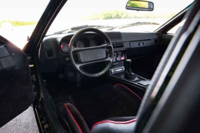 9万スイスフラン~12万スイスフラン(邦貨換算約1660万円〜約2200万円)で現在も販売中のポルシェ「924カレラGT」(C)Bonhams