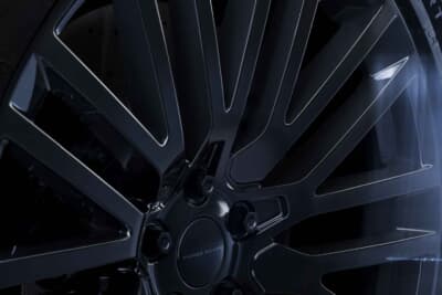 レンジローバー・スポーツSV ブラック:ブレーキキャリパーももちろんグロスブラック仕上げ