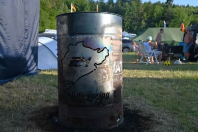 手作りの焚き火用ドラム缶。ニュルのコースが描かれています