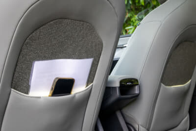 EX30 Cross Country Ultra Twin Motor Performance:シートバックポケットには、スマホサイズのセカンドポケットが付く