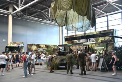 ドイツの軍隊はモータースポーツイベントとコラボしていて、災害救助や国防のPRを