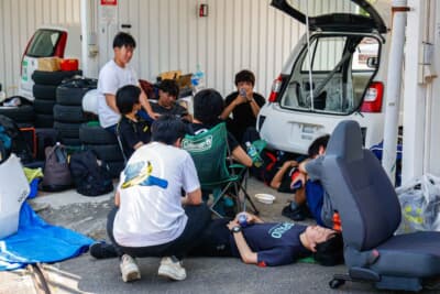 本格的なレースとはいえピリピリした空気は皆無だ。車両にトラブルが出ればライバルチームだろうと手を貸し助け合うのが東北660